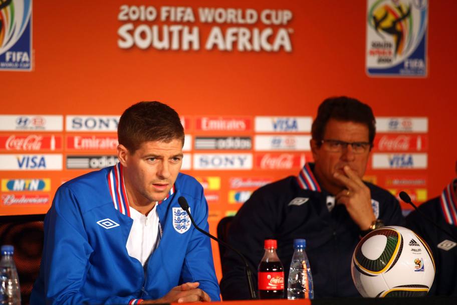 Giugno 2010, Gerrard, capitano della nazionale inglese ad una conferenza stampa con Fabio Capello durante i mondiali di calcio in Sudafrica (Epa)